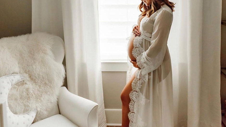 4 stylish mama-approved robes to wear for your maternity photos
